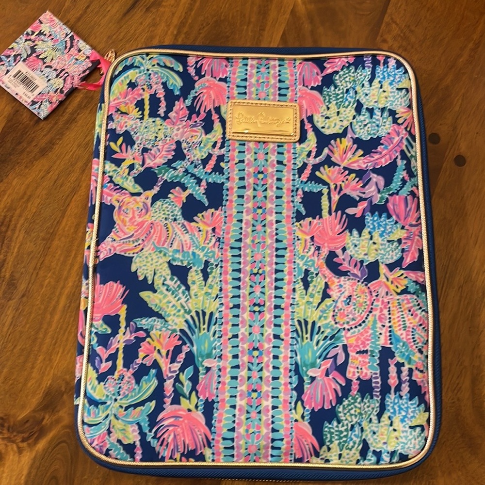 Lilly Pulitzer Folio, Holds notebook, pens,calendar etc.